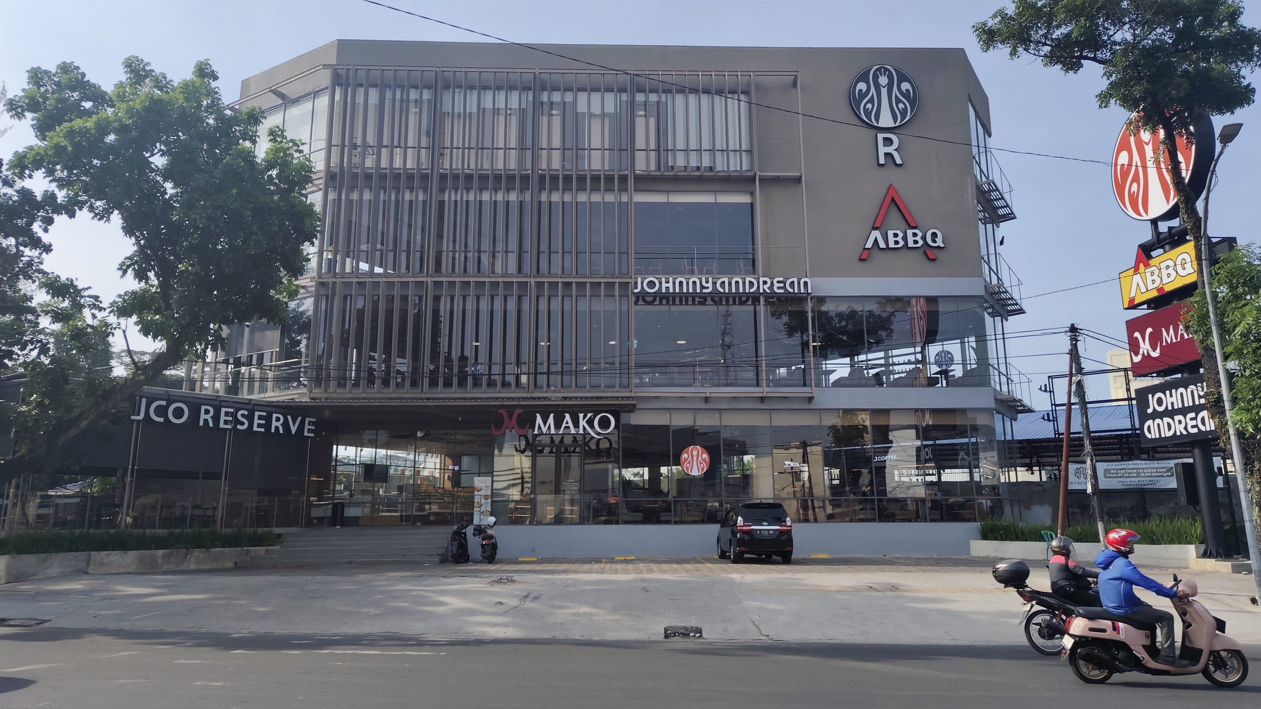 Pemilik PT JCO Donuts & Coffee Diduga Langgar Fungsi Trotoar, Pemko Medan Diminta Jangan Tutup Mata