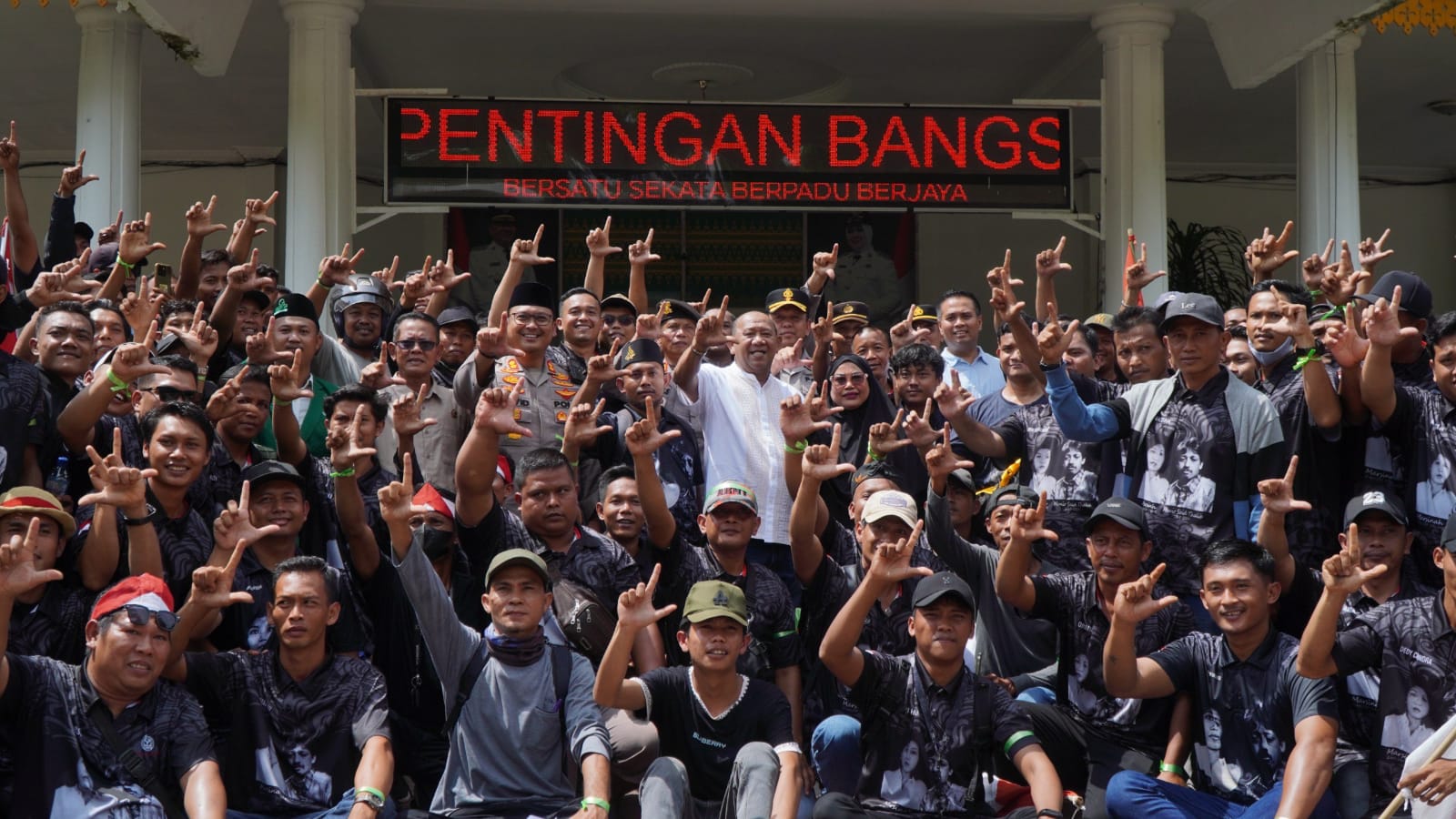 Bupati Syah Afandin Duduk Bersama Massa Aksi May Day, Tegaskan Komitmen Bela Hak Buruh