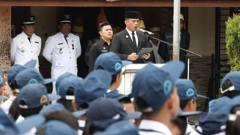 Mewakili Wali Kota Pematangsiantar, Sekretaris Daerah Menjadi Pembina Upacara Peringatan Hardiknas Tahun 2026