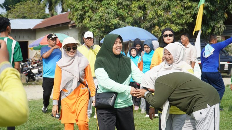 Ny. Endang Syah Afandin Sumbang Sepeda, Meriahkan Peresmian Kampung Binaan Polres Langkat