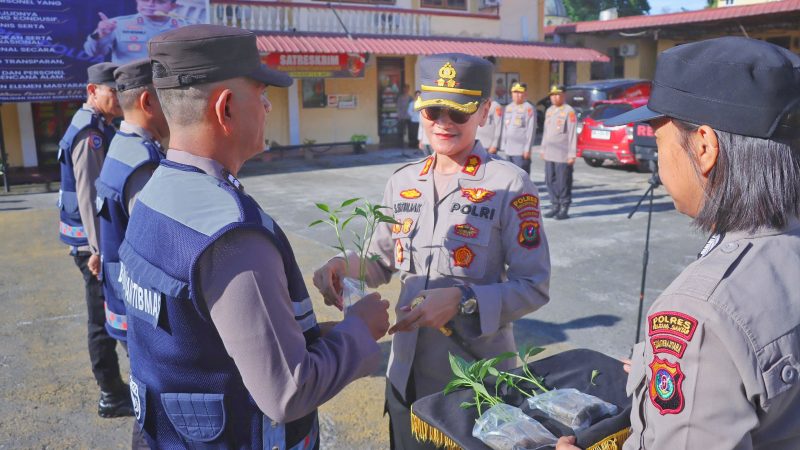 Dukung Program Ketahanan Pangan, Kapolres Pematangsiantar Beri Bantuan Bibit Cabe dan Terong kepada Para Bhabinkamtibmas