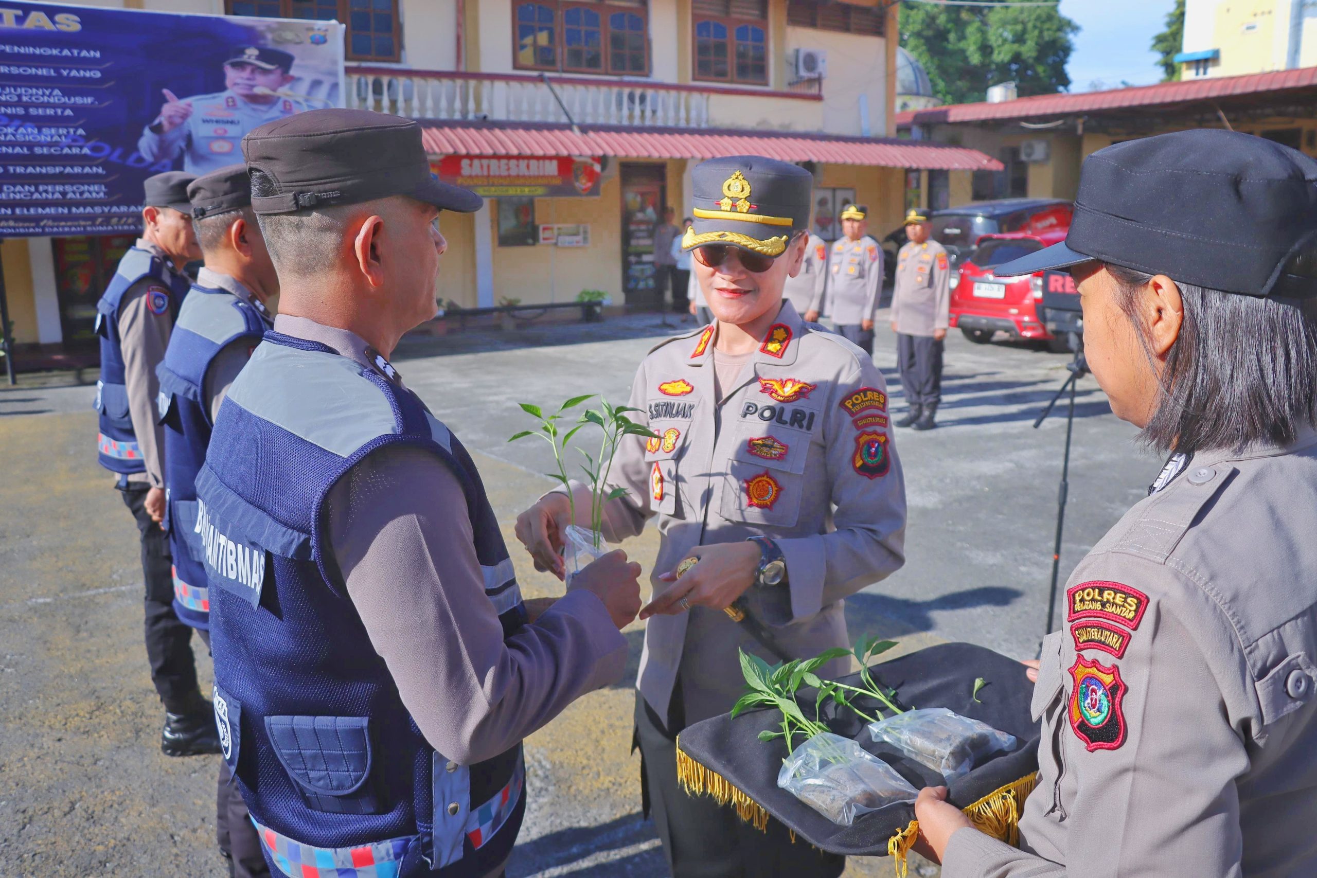 Dukung Program Ketahanan Pangan, Kapolres Pematangsiantar Beri Bantuan Bibit Cabe dan Terong kepada Para Bhabinkamtibmas