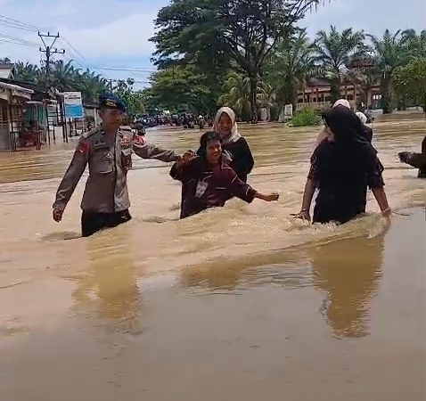 Brimob Batalyon C Pelopor Sigap Tangani Banjir di Tadu Raya, Bantu Evakuasi dan Atur Lalu Lintas