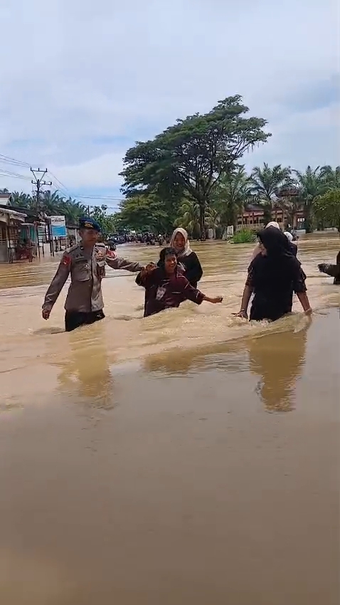 Brimob Batalyon C Pelopor Sigap Tangani Banjir di Tadu Raya, Bantu Evakuasi dan Atur Lalu Lintas