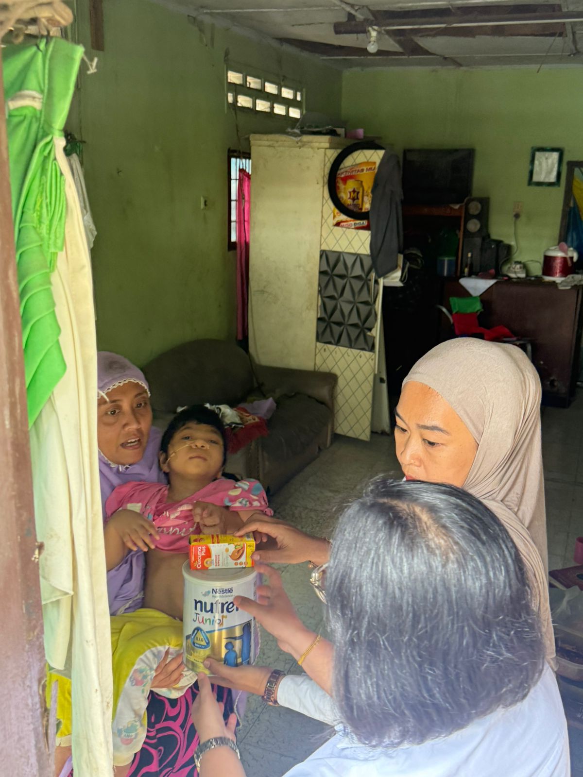 Dalam Rangka Hardiknas 2026, Ketua DPRD Medan Salurkan Susu dan Vitamin untuk Balita Stunting