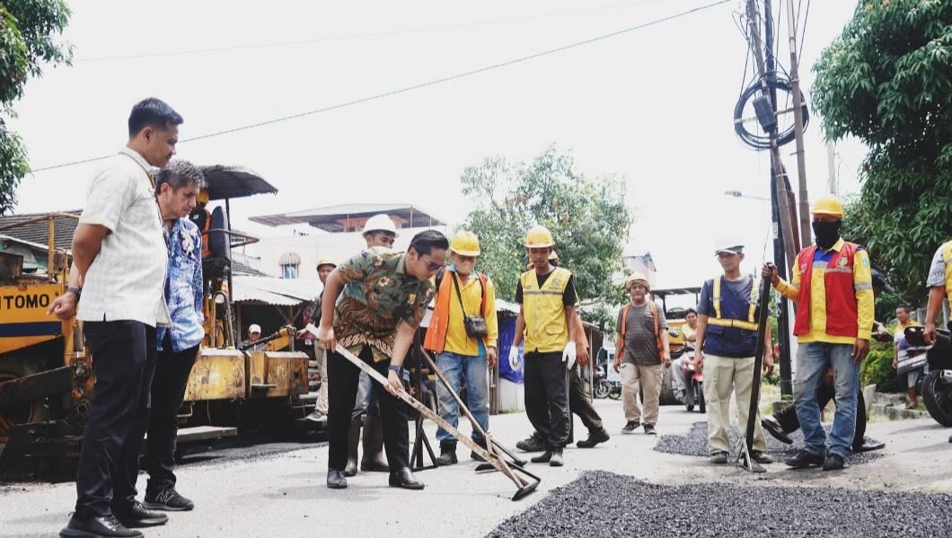 Rico Waas Turun ke Marelan, Perbaikan Jalan Mulai Digenjot Massif