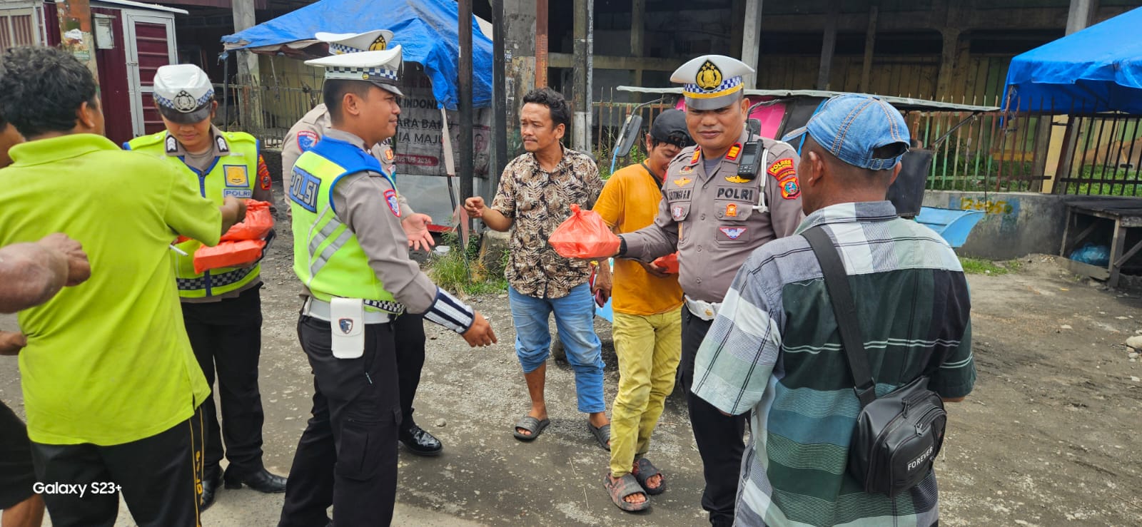 Satlantas Polres Sergai Giat Jumat Berkah di Tiga Titik Strategis