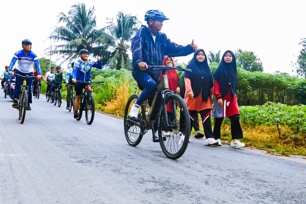 Pantau Infrastruktur Sambil Berolahraga, Bupati dan Wabup Sergai Gowes Keliling Sei Rampah