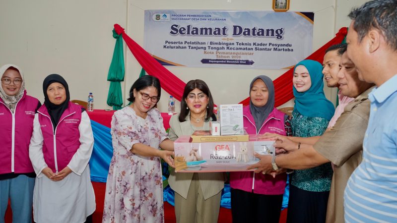Ketua TP PKK Kota Pematangsiantar Secara Resmi Tutup Kegiatan Pembinaan Kader Posyandu Kelurahan Tanjung Tongah