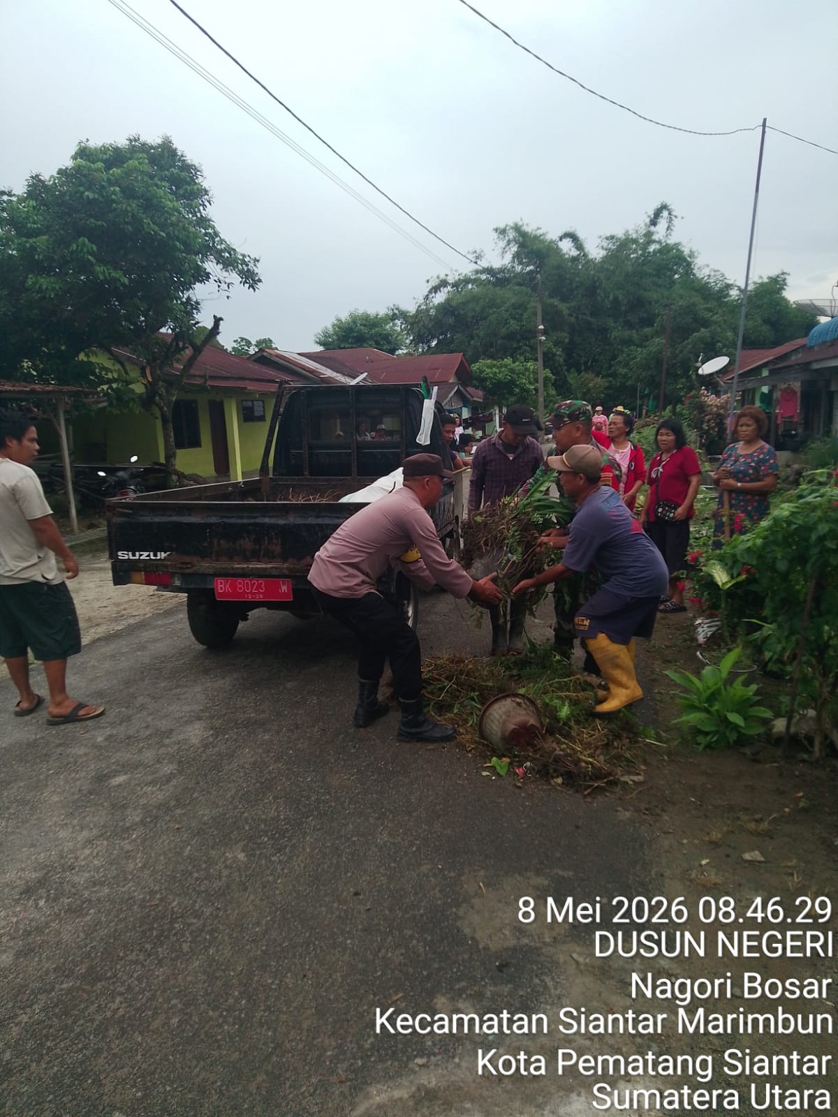 Polsek Siantar Marihat dan Komponen Tiga Pilar Bersama Warga Laksanakan Gotong Royong di Jalan Negeri Bosar