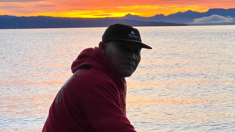 Decak Kagum Wisatawan Melihat Indahnya Sunrise Di Bulu Hela Sibandang