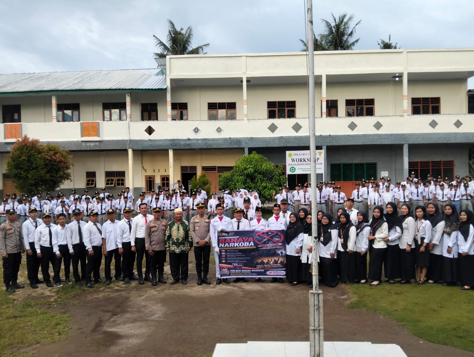 Pimpin Upacara di SMK Karya Utama, Kapolsek Dolok Masihul Tekankan Siswa Jauhi Narkoba dan Geng Motor