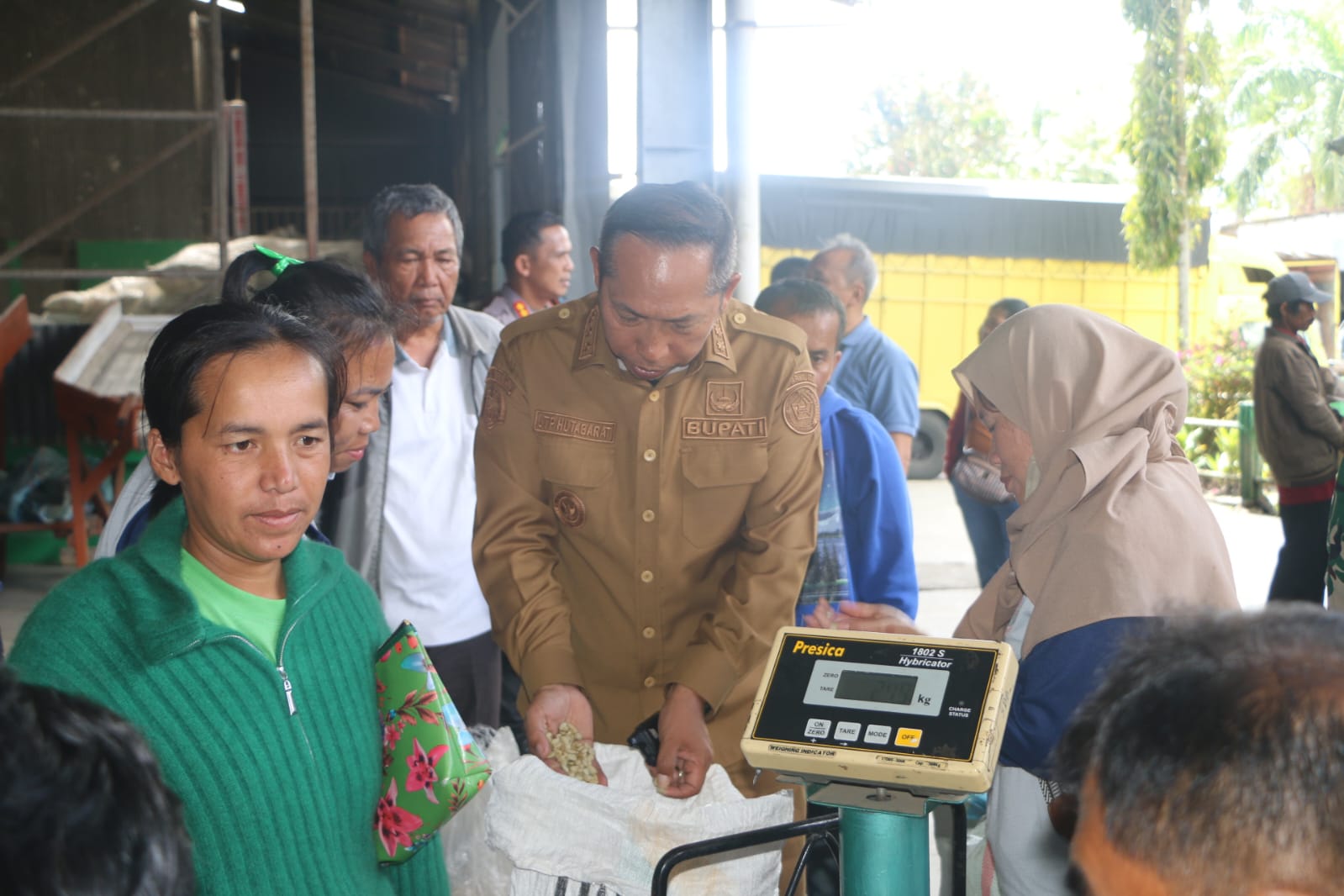 Bupati Taput Kunjungi Industri Kopi di Siborongborong, Dorong Kesejahteraan Petani Lokal