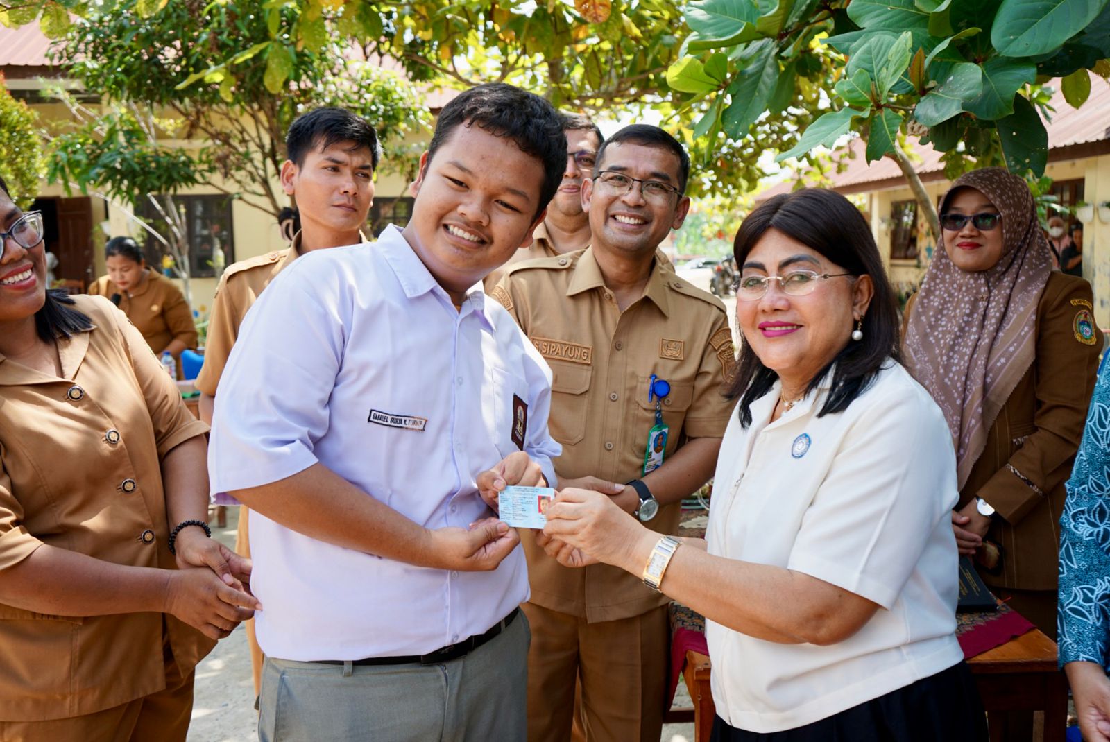 Ketua TP PKK/ Bunda PAUD Ny. Wesly Silalahi Didampingi Plt Kepala Disdukcapil Kota Pematangsiantar Serahkan KTP Elektronik dan KIA kepada Sejumlah Siswa SLB Negeri Kota Pematangsiantar
