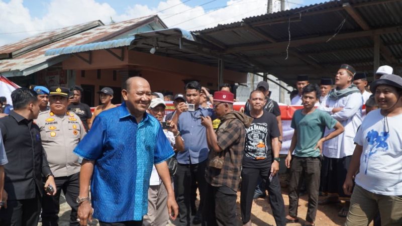 Bupati Syah Afandin Temui Massa Aksi Damai, Pastikan Jalan Air Hitam Jadi Prioritas Pemkab