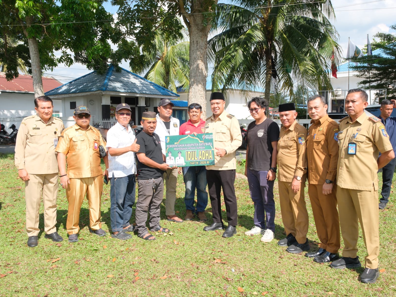 Sambut Hari Raya Idul Adha, Bupati Baharuddin Siagian dan Wakil Bupati Syafrizal Serahkan 61 Ekor Sapi Kurban