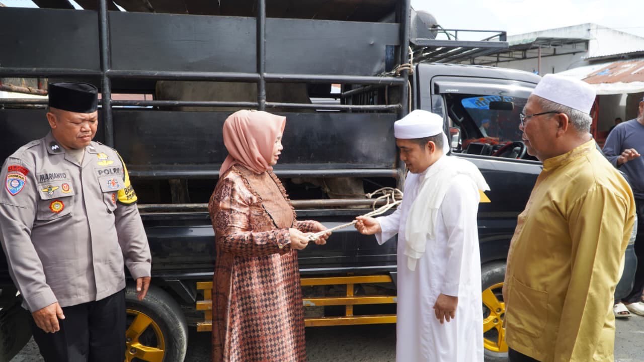 Bupati Syah Afandin dan Wabup Tiorita Berbagi Hewan Qurban untuk Warga Besilam