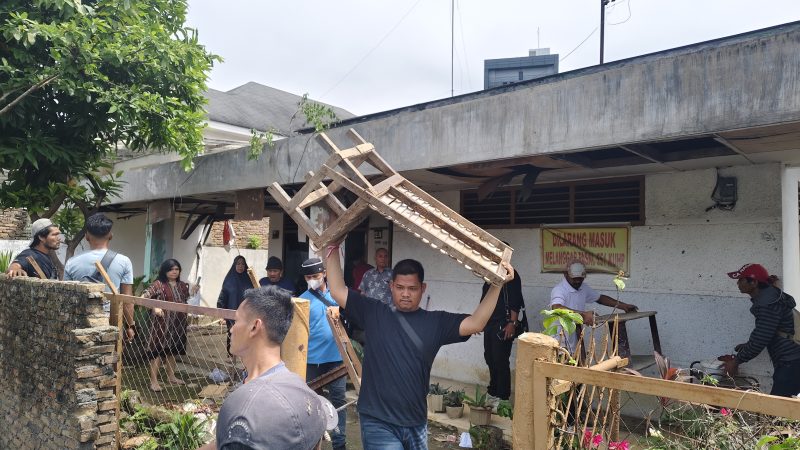 Pengosongan Rumah di Jalan Mongonsidi Berlangsung Lancar Disaksikan Pihak TNI-Polri, Lurah dan Masyarakat Sekitar