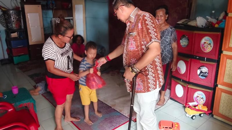 Kepedulian Wong Chun Sen di Peringatan Bulan Bung Karno, Anak Penderita Stunting dan Hidrosefalus Dapat Bantuan Susu dan Vitamin 