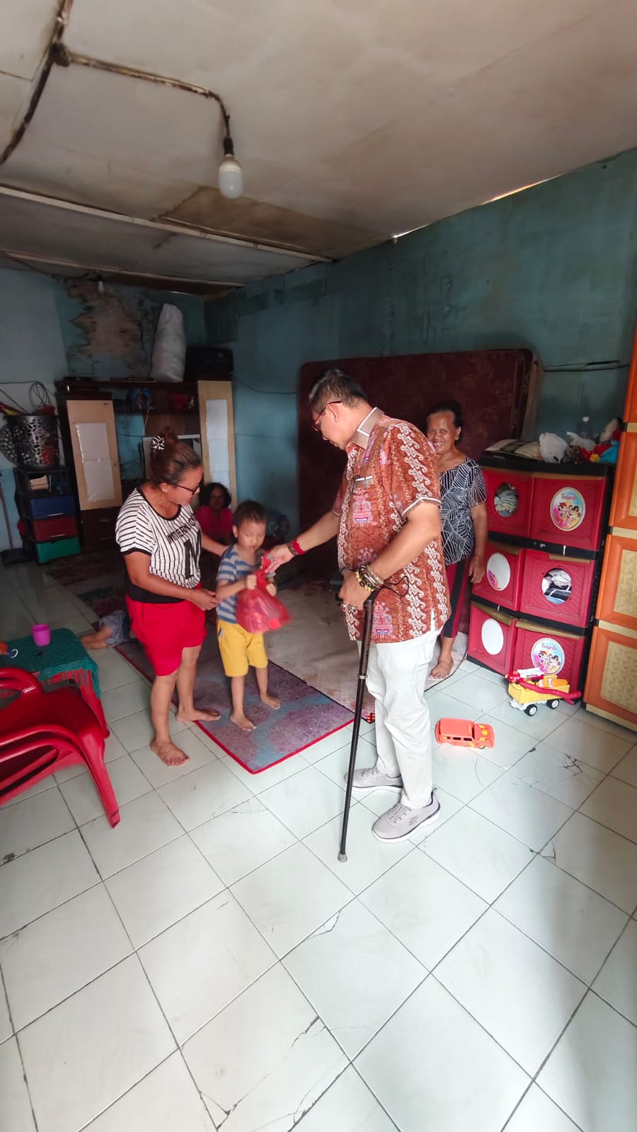 Kepedulian Wong Chun Sen di Peringatan Bulan Bung Karno, Anak Penderita Stunting dan Hidrosefalus Dapat Bantuan Susu dan Vitamin 