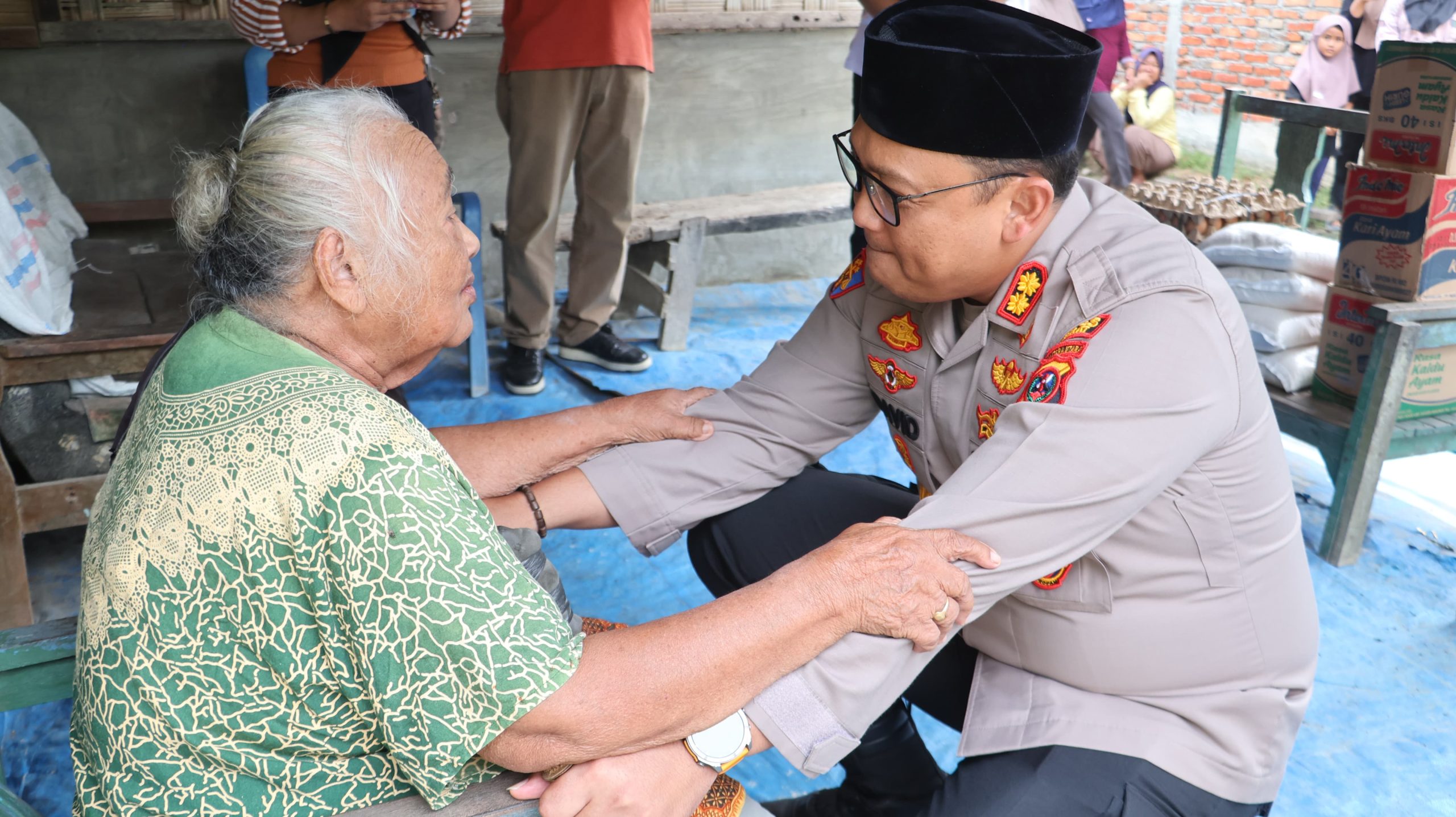 Humanisme Polri Hadir di Tengah Masyarakat, Kapolres Langkat Tunjukkan Kepedulian terhadap Lansia di Secanggang