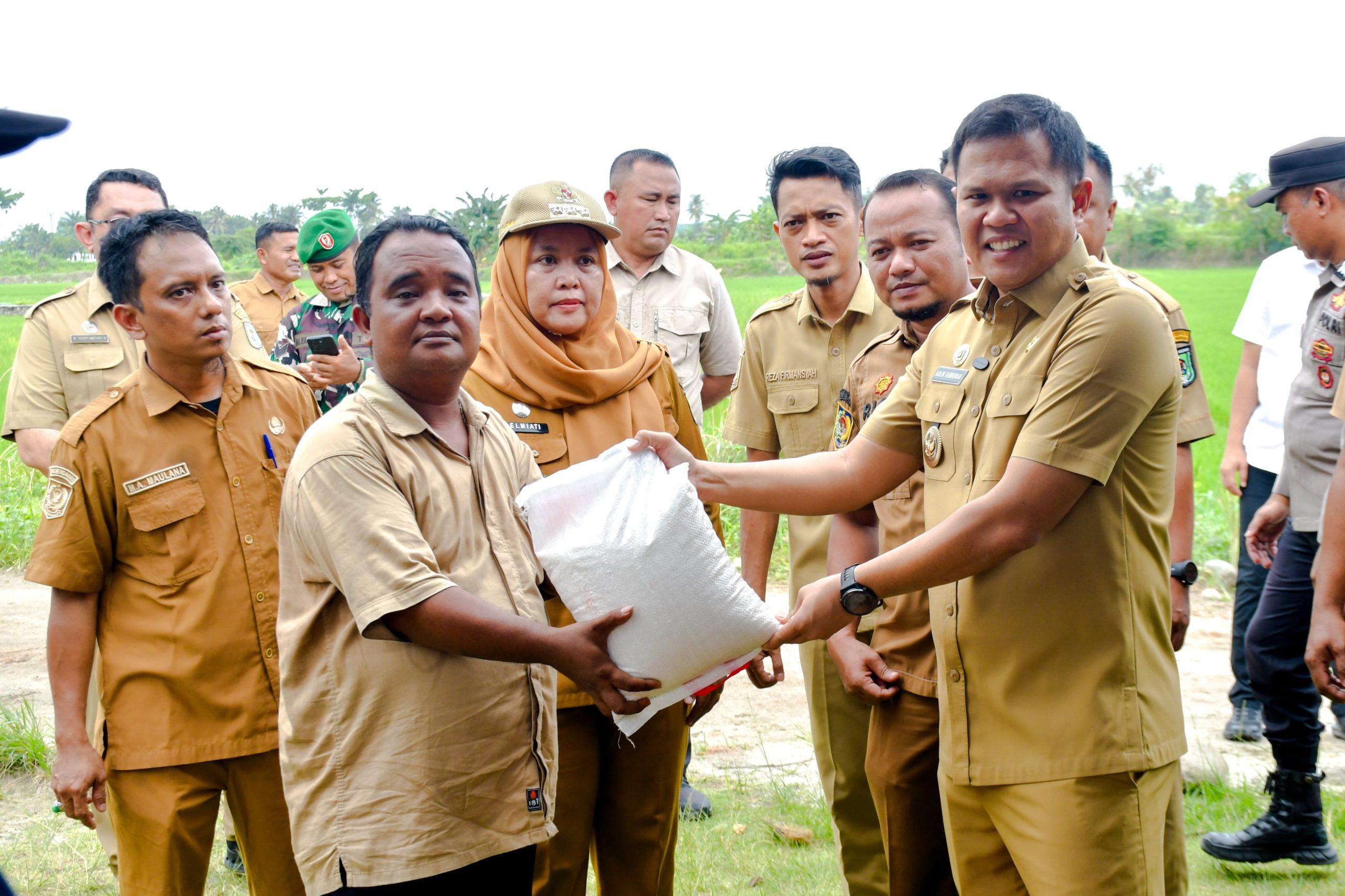 Wabup Adlin Tambunan Serahkan Bantuan Untuk Korban Angin Puting Beliung di Perbaungan
