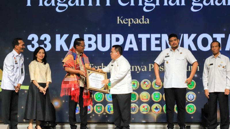 Wali Kota Pematangsiantar Terima Piaga Penghargaan Pos Bankum dari Menteri Hukum Republik Indonesia