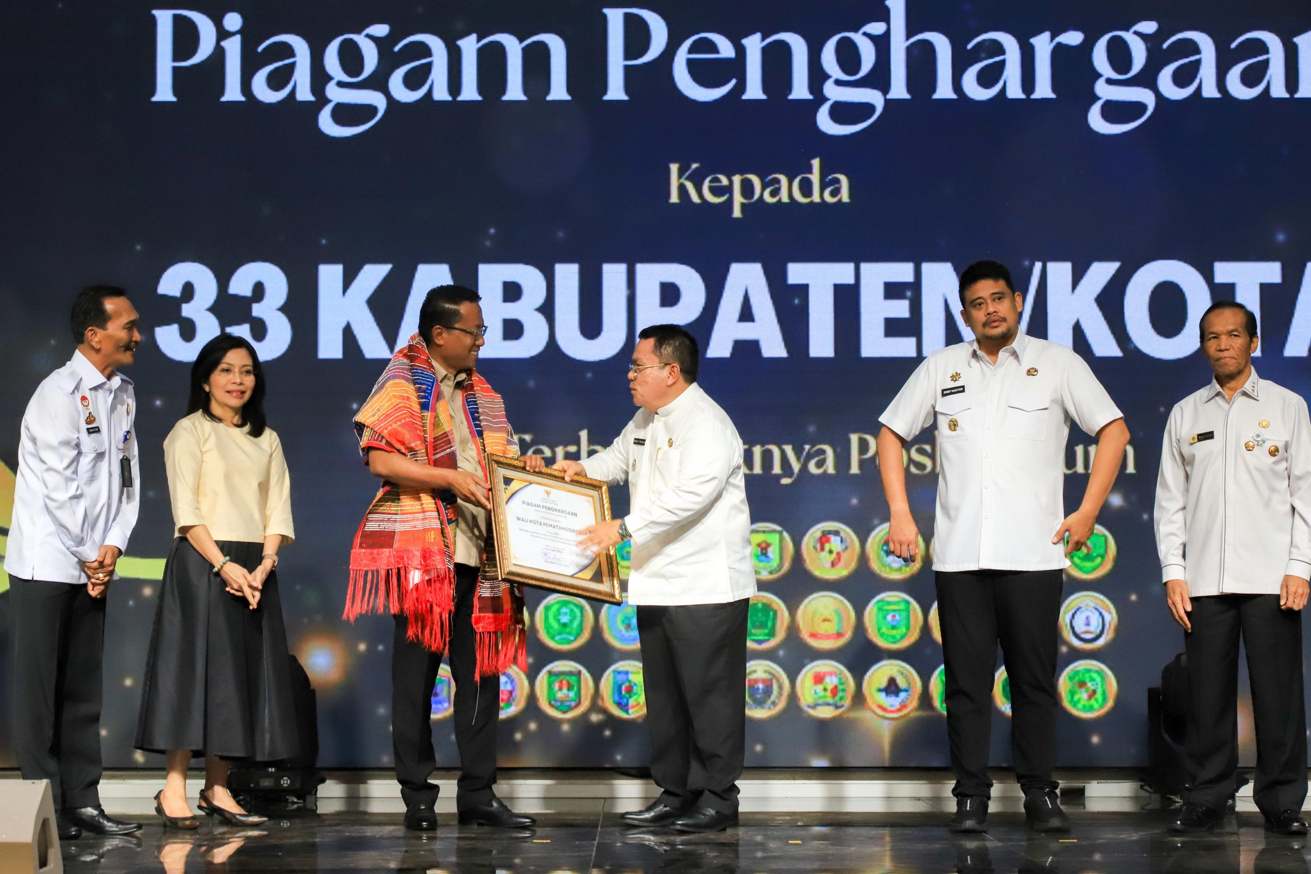 Wali Kota Pematangsiantar Terima Piaga Penghargaan Pos Bankum dari Menteri Hukum Republik Indonesia
