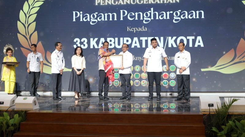 Peresmian Posbankum Desa/Kelurahan se-Sumut, Wabup Terima Piagam Penghargaan dari Menteri Hukum RI.