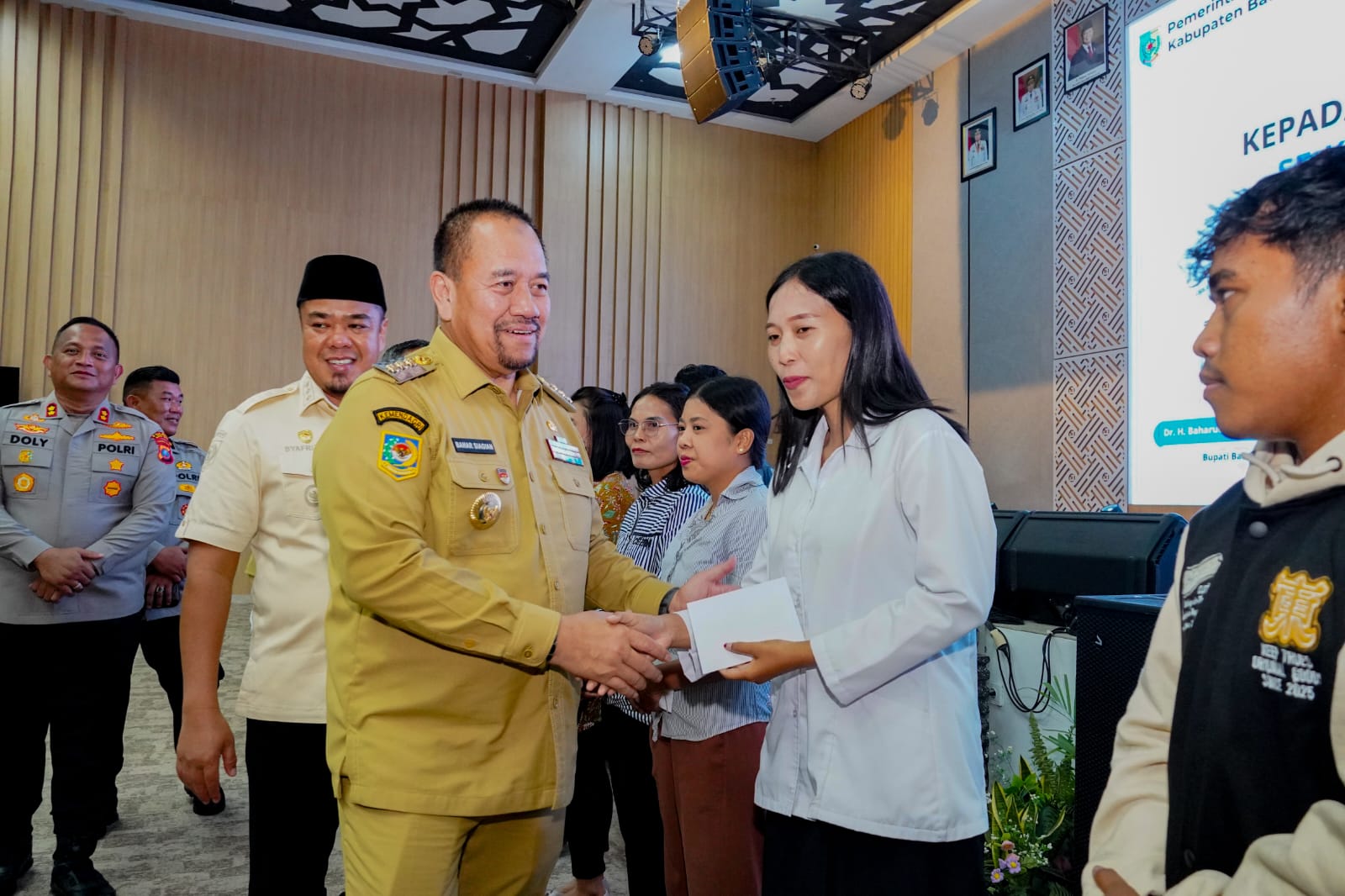 Bupati Baharuddin Siagian Serahkan Insentif 540 Guru Sekolah Minggu, Ajak Perkuat Pendidikan Karakter dan Perangi Narkoba