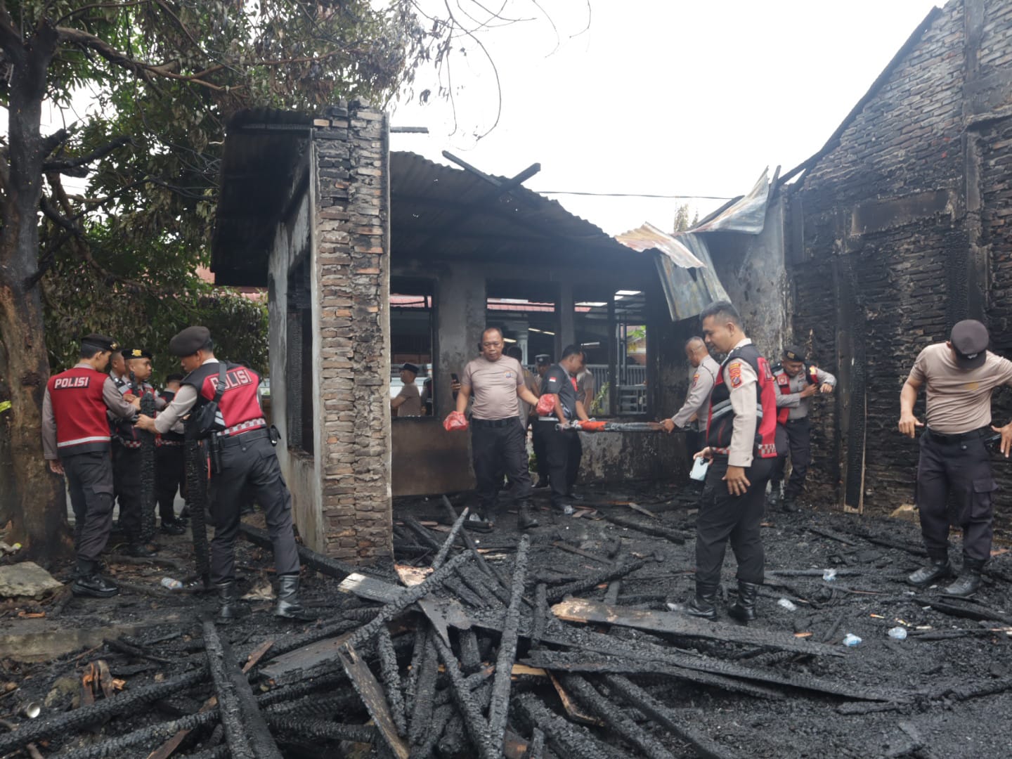 Polres Labuhanbatu Bantu Bersihkan Puing-Puing Pasca Kebakaran Di Jalan Bakti Lama Rantauprapat