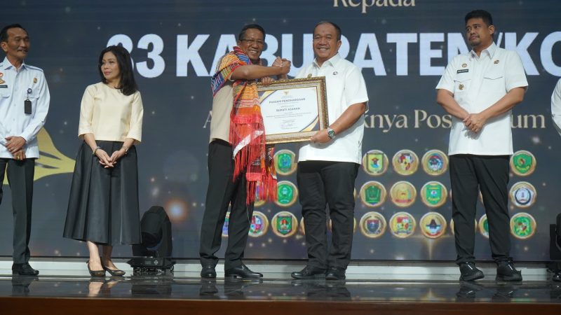 Bupati Asahan Hadiri Kegiatan Penguatan Bantuan Hukum Dan Menerima Piagam Penghargaan Dari Menkum RI