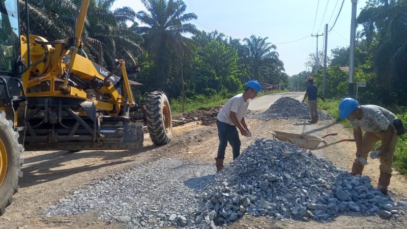Program CSR, PT. Teso Indah Kembali Bantu Perbaiki Jalan Rusak