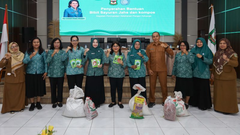 Ketua TP PKK Kota Pematangsiantar Serahkan Bantuan Bibit Sayuran, Jahe dan Kompos dari Pemko Pematangsiantar Kepada TP PKK Kecamatan dan Masyarakat 