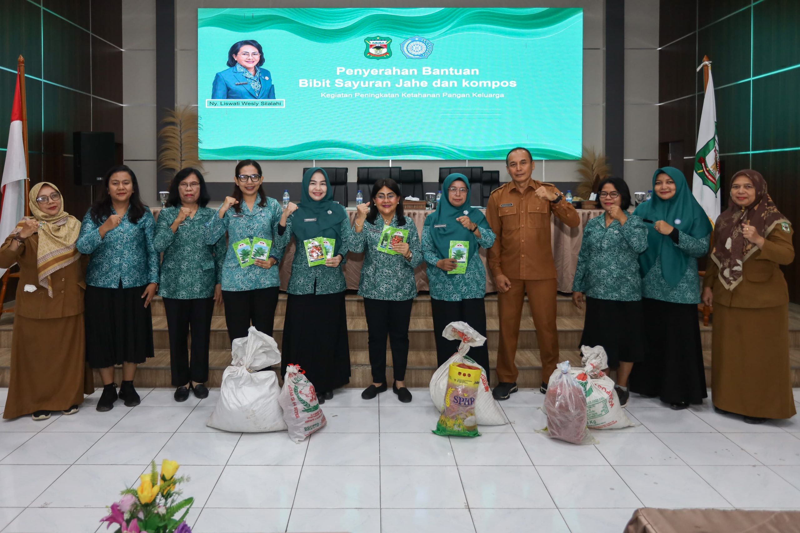 Ketua TP PKK Kota Pematangsiantar Serahkan Bantuan Bibit Sayuran, Jahe dan Kompos dari Pemko Pematangsiantar Kepada TP PKK Kecamatan dan Masyarakat 