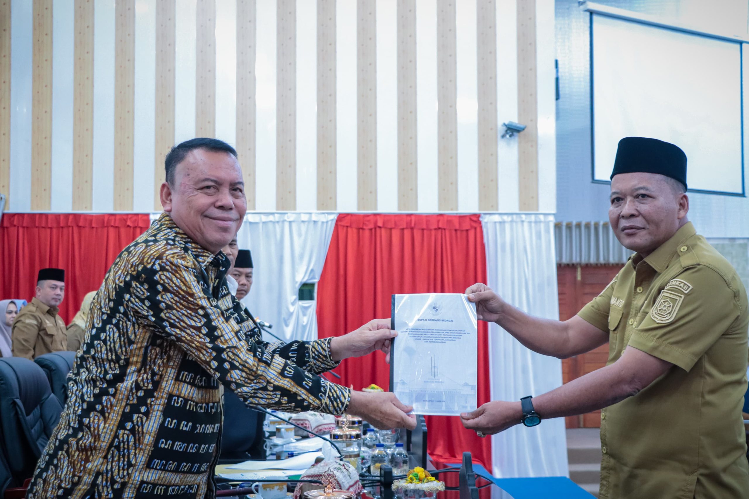Pemkab Sergai Serahkan Ranperda Pertanggungjawaban APBD 2025 Dalam Rapat Paripurna DPRD