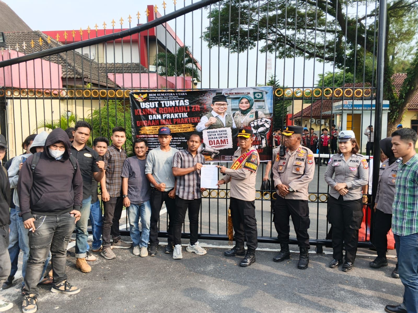 BEM Sumut Resmi Laporkan Dugaan Pelanggaran Limbah B3 Klinik Romauli ZR ke Polda Sumut