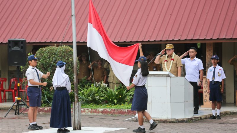 Wali Kota Wesly Silalahi SH MKn Jadi Pembina Upacara di UPTD SMP Negeri 1 Pematangsiantar