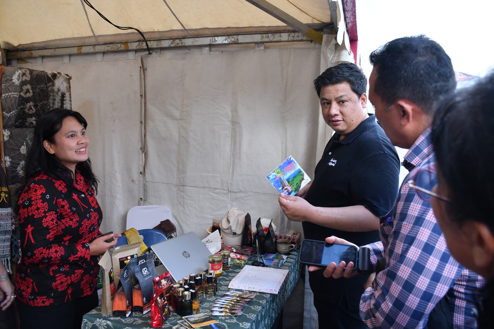 Pastikan Pelayanan Prima untuk Ribuan Pelari dan Wisatawan, Bupati Vandiko Tinjau UMKM TOTK 2026