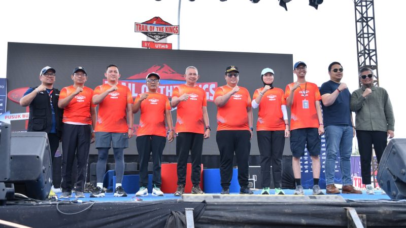 Podium TOTK 2026 Dimeriahkan Penyerahan Hadiah oleh Bupati Samosir dan Sekdaprovsu
