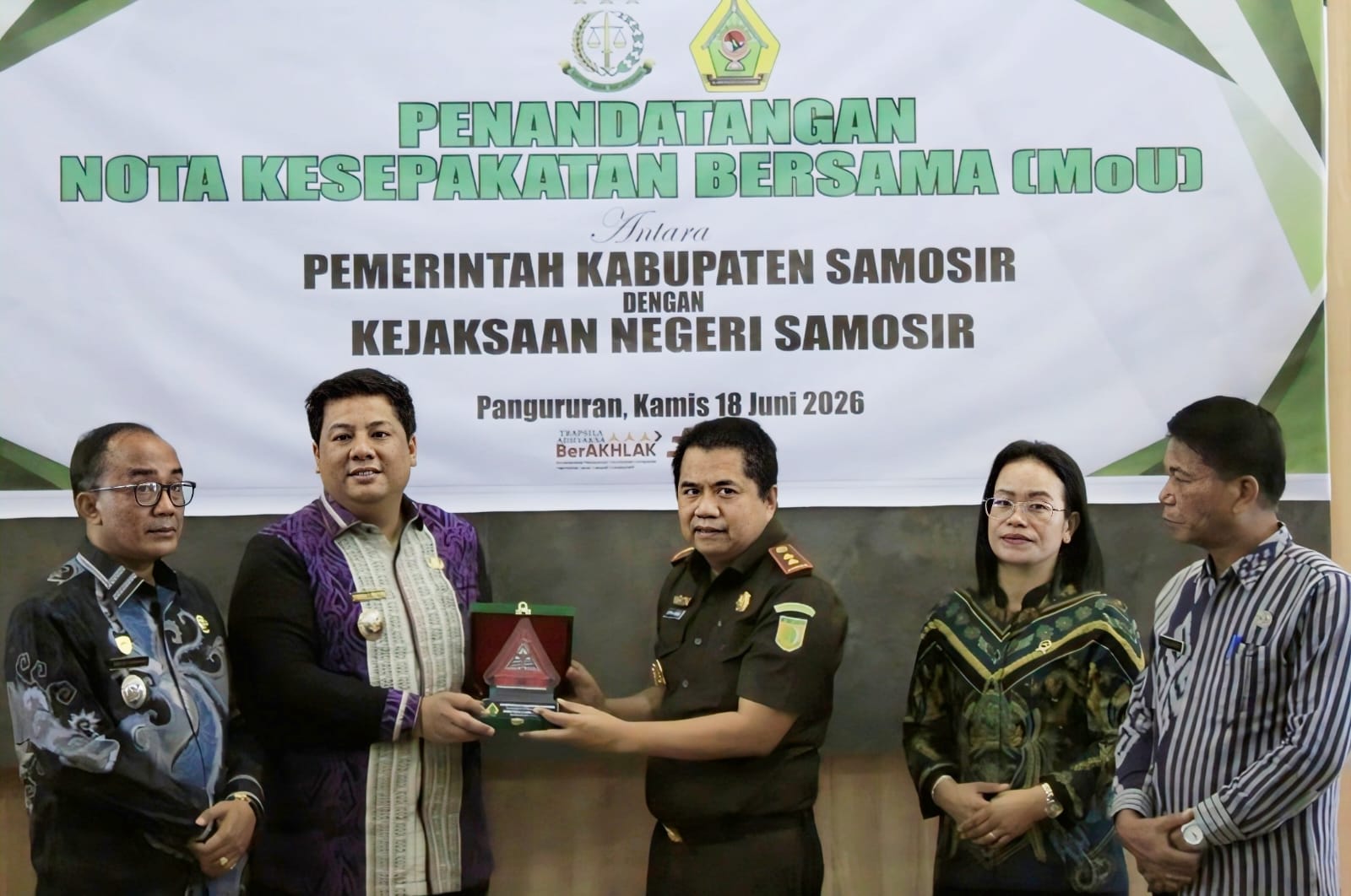 Pemkab Samosir dan Kejari Samosir Perpanjang Kerja Sama Penanganan Masalah Hukum Perdata dan Tata Usaha Negara