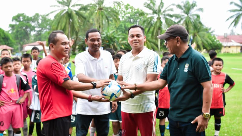 Festival Sepak Bola U-10 Dan U12 Piala Danyonif TP 956/SBA Resmi Di Buka