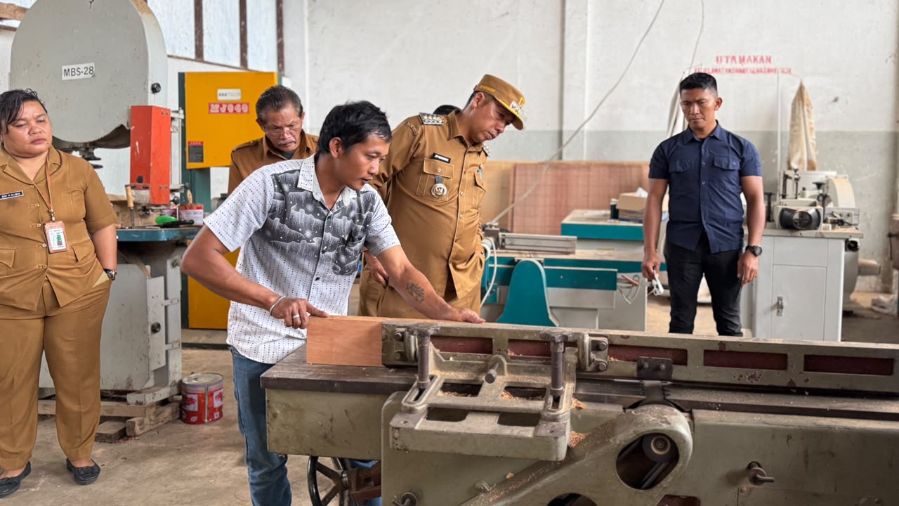 ‎Bupati Taput Dorong Peserta Pelatihan Furnitur BLK Silangkitang Jadi Wirausaha Mandiri, Beri Pesanan Kerja Perdana