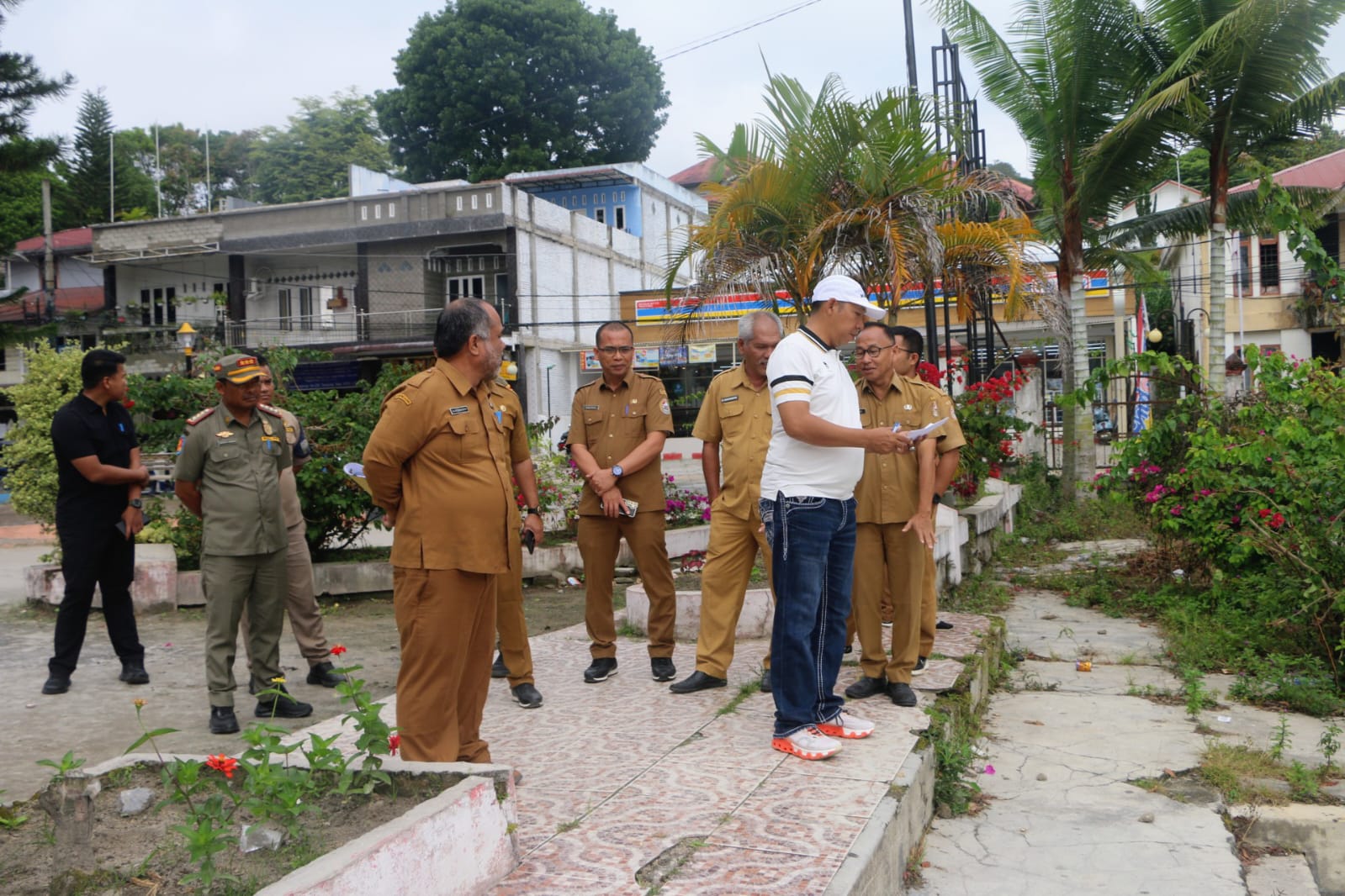 Bupati Taput Tinjau Kondisi Taman Kota, Tanggul Sungai Aek Sigeaon dan Kawasan Perkantoran 
