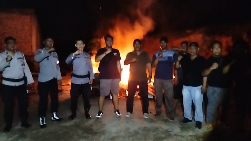 Respons Cepat Polisi! Barak Diduga Tempat Penyalahgunaan Narkoba Di Aek Kanopan Timur Dibongkar Dan Dibakar
