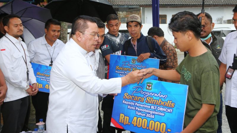 Wali Kota Pematangsiantar Salurkan BLT Dana Bagi Hasil Cukai Hasil Tembakau kepada Warga Penerima Manfaat