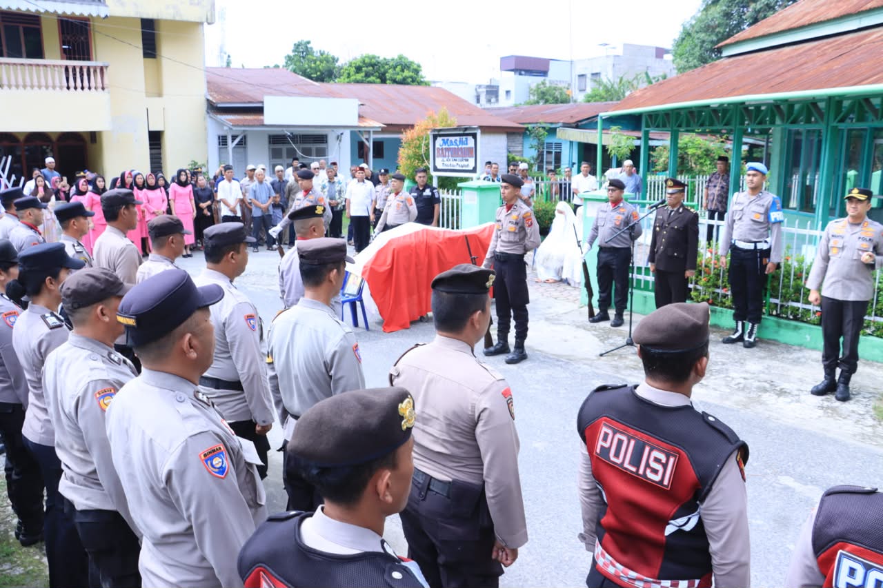 Hormati Pengabdiannya, Polres Labuhanbatu Laksanakan Upacara Persemayaman Dan Pelepasan Terakhir Aiptu Selamet Suheri