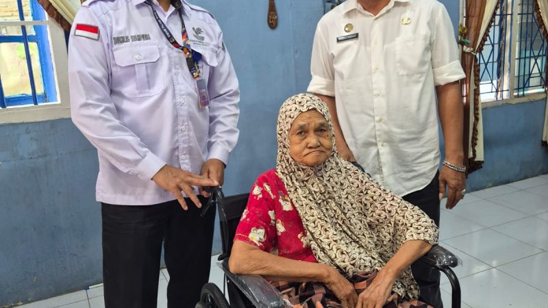 Dinsos P3A Batu Bara Serahkan Bantuan Kursi Roda dan Tongkat Kaki di 2 Kecamatan
