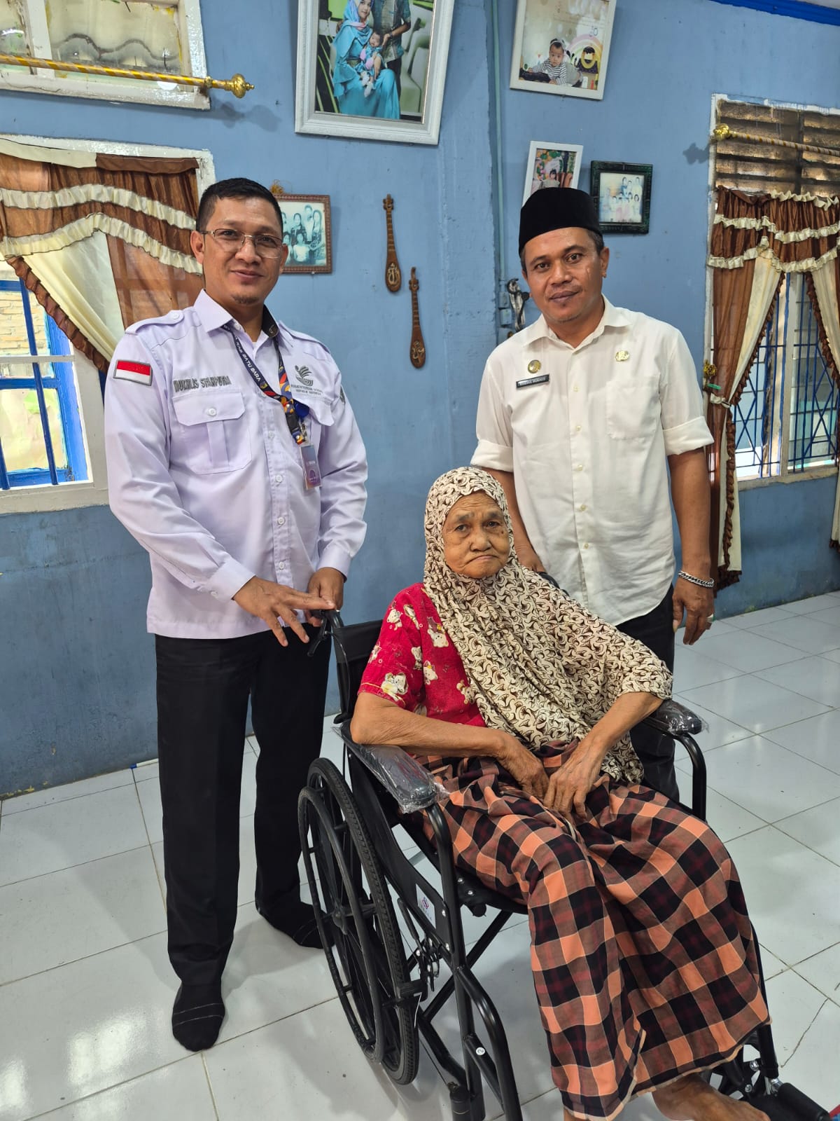 Dinsos P3A Batu Bara Serahkan Bantuan Kursi Roda dan Tongkat Kaki di 2 Kecamatan