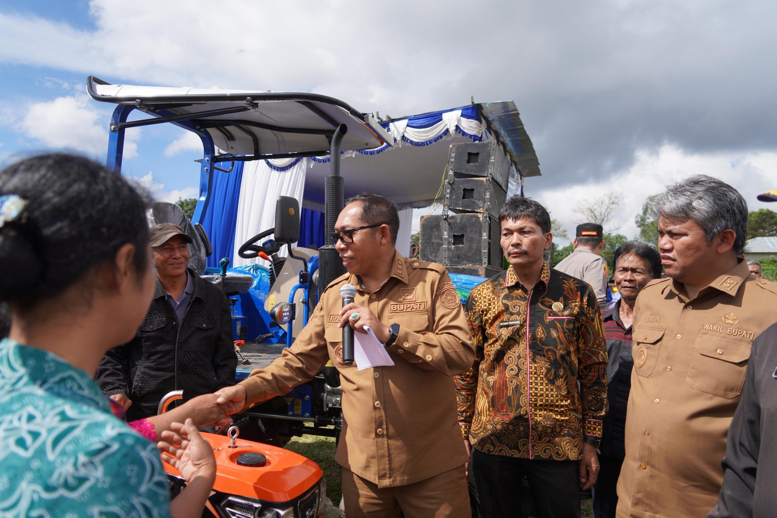 Gebrakan Nyata Pemkab Taput: Kunker di Pangaribuan, Bupati JTP Hutabarat Salurkan Bantuan Masif dan Pastikan Perbaikan Infrastruktur